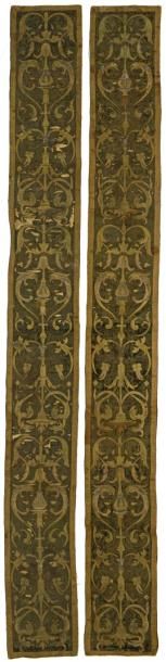 null Deux bandes, Italie, XVIème siècle, velours brun, décor brodé en fil d’or et...