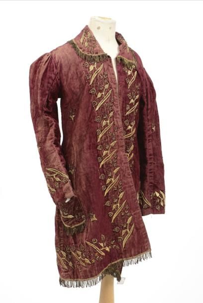 null Kaftan et veste, Turquie, vers 1900, velours cramoisi brodé or sur relief de...