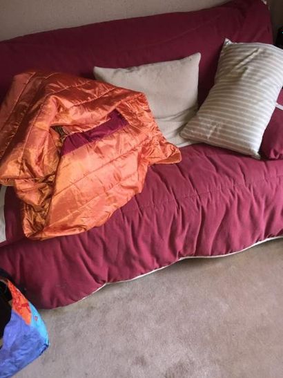 null Canapé lit recouvert tissu rouge, usagé