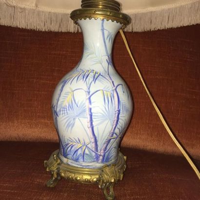 null Vase en céramique à décor imprimé de roseaux, monté en lampe