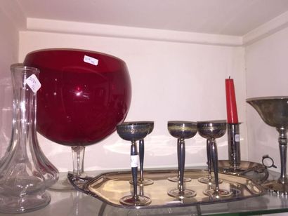 null Lot de bibelots divers dont :

une coupe piédouche en verre blanc et rouge

une...