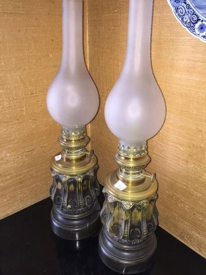 null Paire de lampes à pétrole en métal repoussé, fin XIXe s., montées à l'électricité...