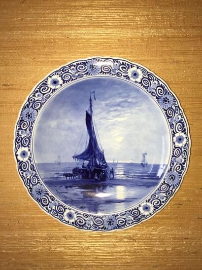 null Deux assiettes en faïence camaïeu bleu, à décor de marine, signé Mesdaq, Delft...