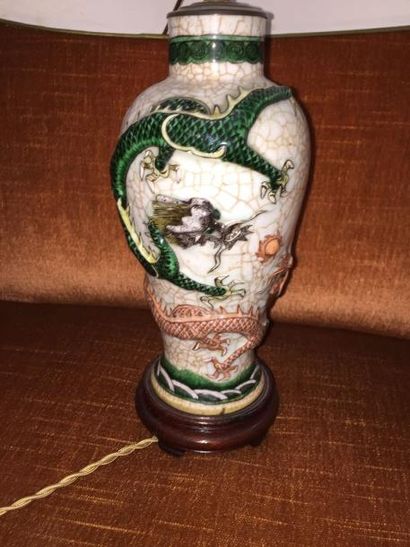 null Vase en porcelaine à décor polychrome de dragon, Chine, monté en lampe
