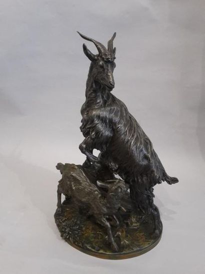 null LOMBARD Henri-Édouard (1855-1929) 

"Famille de chèvres" 

Epeuve en bronze...