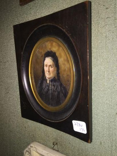 null École du XIXe siècle

"Portrait de femme en robe noire portant un camée"

Miniature...