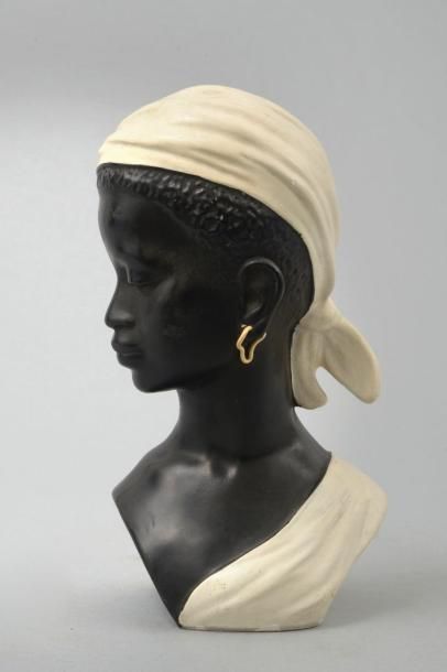 null Anonyme. Buste de jeune africain. Edition anglaise en plâtre peint . Vers 1950....