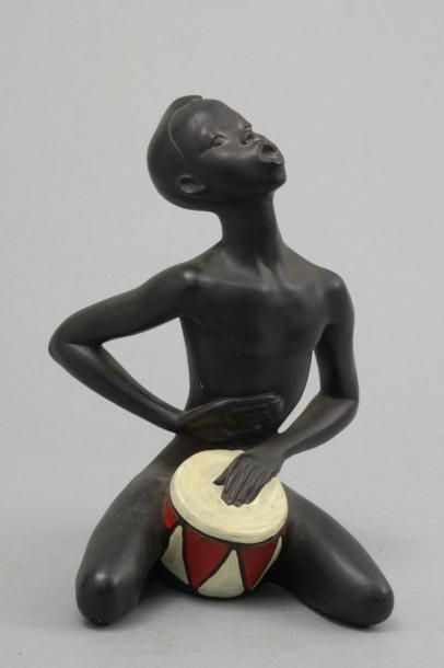 null G. Carli. Jeune joueur de Tam-Tam africain. Edition en plâtre peint par G. Carli...