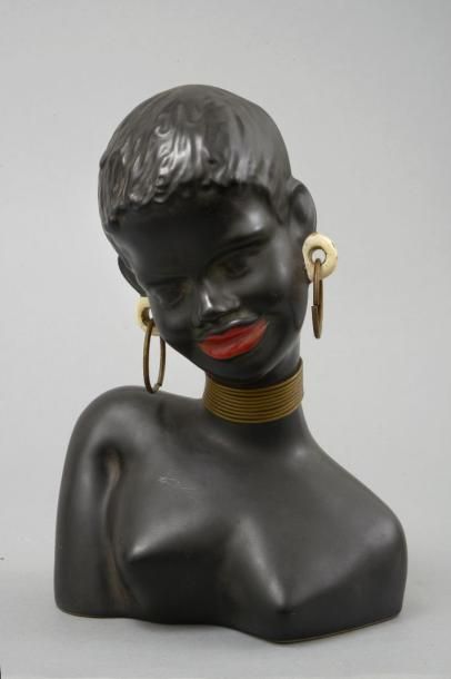 null Anonyme. Buste de jeune africaine. Edition autrichienne en céramique peinte...