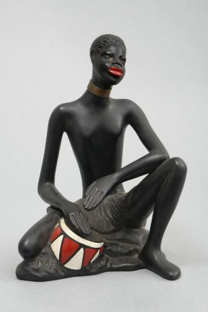 null Anonyme. Joueur de Tam-Tam africain. Edition autrichienne en céramique peinte...