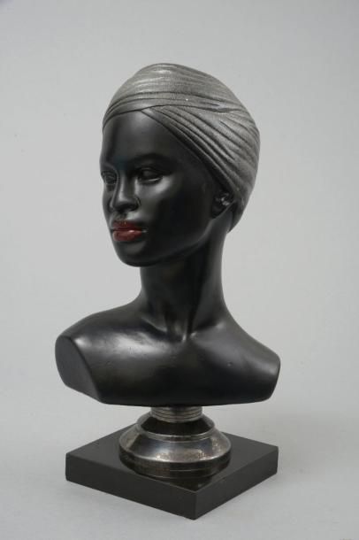 null Anonyme. Buste de jeune africaine. Edition en plâtre peint, socle ultérieur....