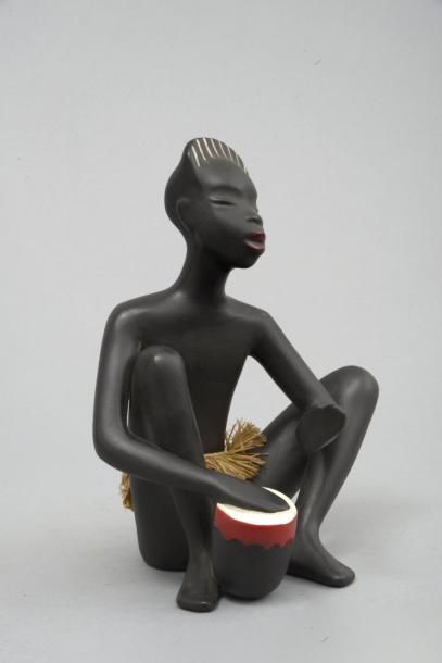 null Anonyme. Joueur de Tam-Tam africain. Céramique de G Mundner Keramis. Edition...