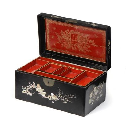 null Coffret en bois laqué noir incrusté de sujets en nacre, intérieur laqué rouge...