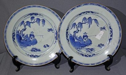 null Paire d'assiettes en porcelaine à décor de pêcheur en camaïeu bleu

Chine, Compagnie...