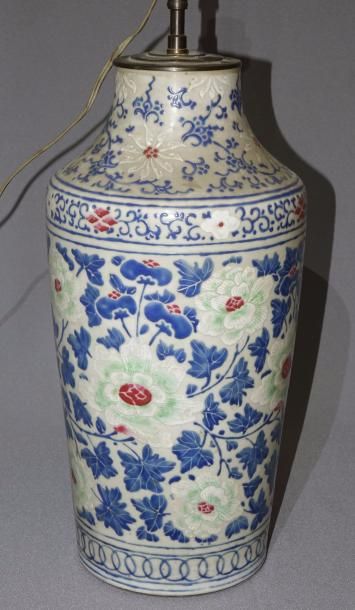 null Vase de forme balustre en porcelaine à décor floral bleu, vert et rouge.

Chine,...