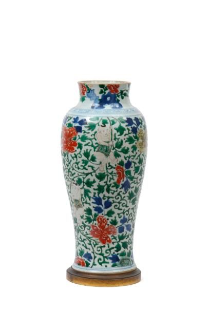 null Vase en porcelaine à décor polychrome de personnages parmi des feuillages

Chine,...