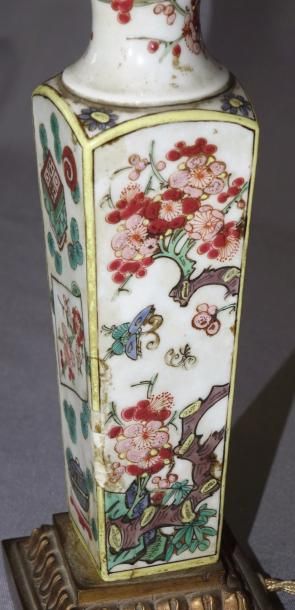 null Petit vase quadrangulaire de forme balustre en porcelaine à décor d'ustensiles...