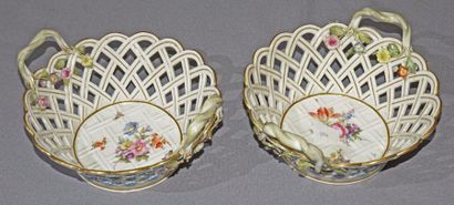 null Paire de petites corbeilles à deux anses en porcelaine ajourée à décor de fleurettes...
