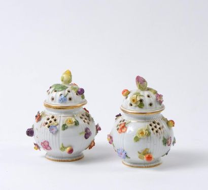 null Paire de pots-pourris en porcelaine à décors de fleurettes polychromes en relief....