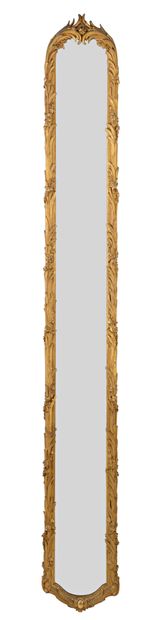 null Miroir d'entre-deux en bois et stuc doré à décor de palmes et fleurettes.

Style...