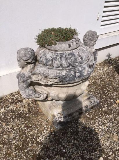 null Paire de pots à feu en pierre, anses en protome de sphinge

fin XVIIIe siècle

H.:...
