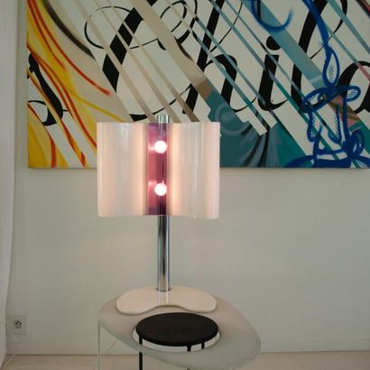 null Lampe de table, en plexiglass blanc et rose et metal chromé, travail italien,...