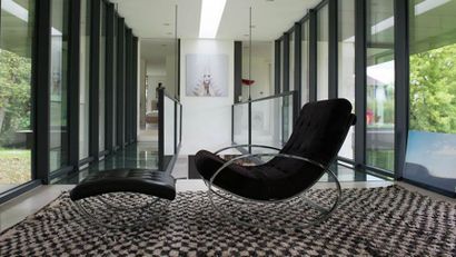 null Milo BAUGHMAN (1923-2003) 

Rocking Chair en daim noir d'origine et son repose...