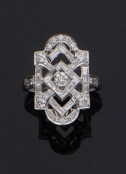 null BAGUE en or gris (750 millièmes) ajouré à motifs géométriques serti de diamants...