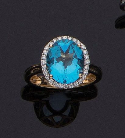 null BAGUE ovale en or jaune et or gris (750 millièmes) serti d’une topaze bleue...