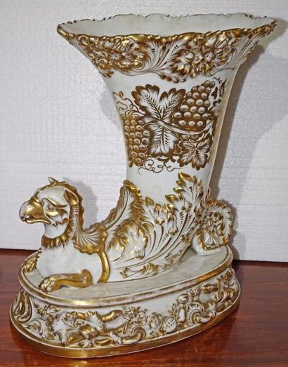 null PARIS


Paire d'importants vases Rhyton en porcelaine blanche et or, formés...