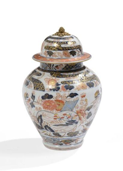 null Japon


Potiche couverte en porcelaine à décor floral Imari bleu, rouge et or.


XVIIIe...