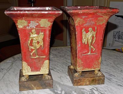 null Paire de vases quadrangulaires à col évasé en tôle laquée rouge à décor doré...