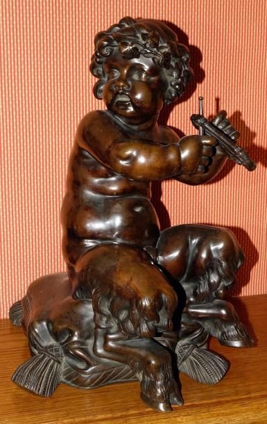 null Paire de sujets en bronze patiné brun foncé représentant des faunes musiciens...