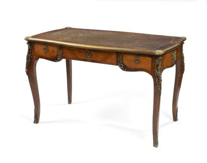null Petit bureau plat bois de placage 


Style Louis XV


H : 79 cm, P : 69 cm,...