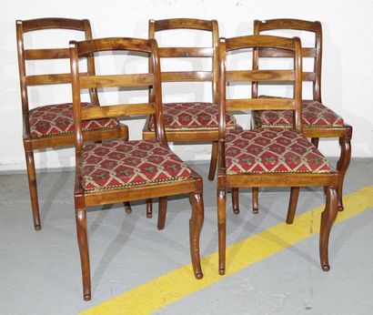 null Suite de cinq chaises en bois naturel mouluré, les dossiers ajourés à barrettes,...