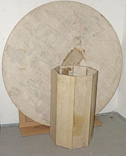  Table ronde en travertin, piètement octogonal, vers 1970 
H 73 Diam. 133 cm