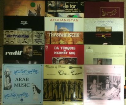 MUSIQUE DU MONDE Lot de 107 disques 33 T et de 1 coffret de musique traditionnelle...