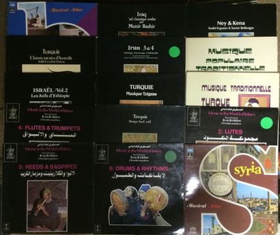 MUSIQUE DU MONDE Lot de 107 disques 33 T et de 1 coffret de musique traditionnelle...