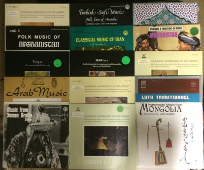 MUSIQUE DU MONDE Lot de 107 disques 33 T et de 1 coffret de musique traditionnelle...