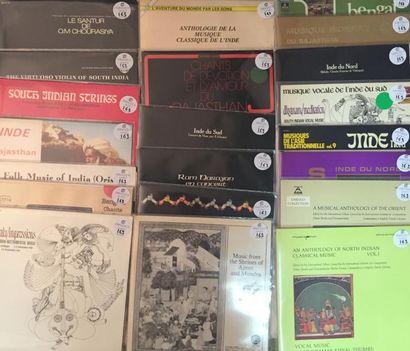 MUSIQUE DU MONDE Lot de 55 disques 33 T de musique traditionnelle d'Inde.
VG à EX...