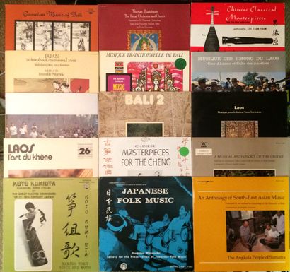 MUSIQUE DU MONDE Lot de 91 disques 33 T et 2 coffrets de musiques traditionnelles...