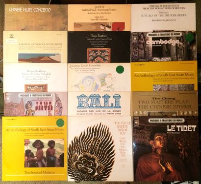 MUSIQUE DU MONDE Lot de 91 disques 33 T et 2 coffrets de musiques traditionnelles...