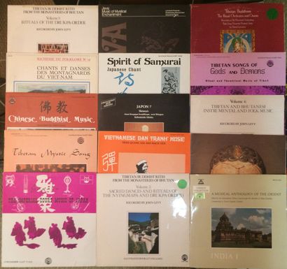 MUSIQUE DU MONDE Lot de 91 disques 33 T et 2 coffrets de musiques traditionnelles...