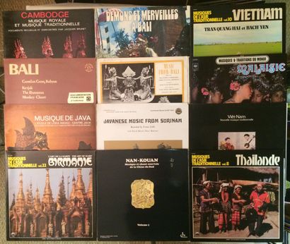 MUSIQUE DU MONDE Lot de 88 disques 33T de musique traditionnelle d'Asie.
VG+ à NM...