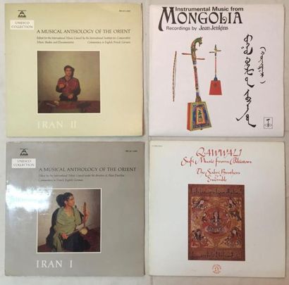 MUSIQUE DU MONDE Lot de 18 disques 33 T de musique traditionnelle de divers Pays.
VG+...