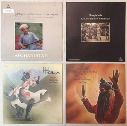 MUSIQUE DU MONDE Lot de 18 disques 33 T de musique traditionnelle de divers Pays.
VG+...
