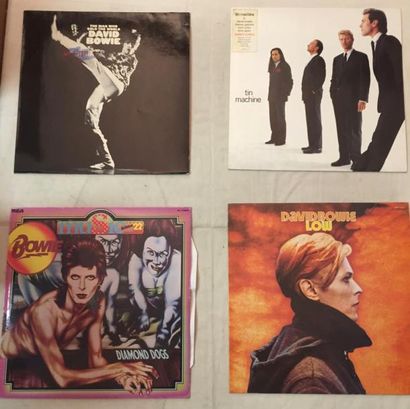 POP / ROCK Lot de 16 disques 33 T, de 1 coffret et de 32 disques 45 T de David Bowie...