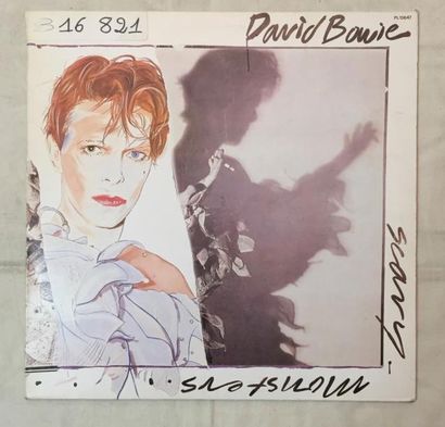 POP / ROCK Lot de 16 disques 33 T, de 1 coffret et de 32 disques 45 T de David Bowie...