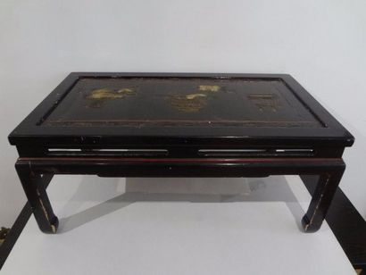 null TABLE BASSE en bois laqué, 

style Extrême-Orient, 

90 x 50 x 39 cm