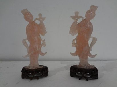 null Deux statuettes Quan-Nin en quartz rose (accidents). Sur socle en bois

Chine,...